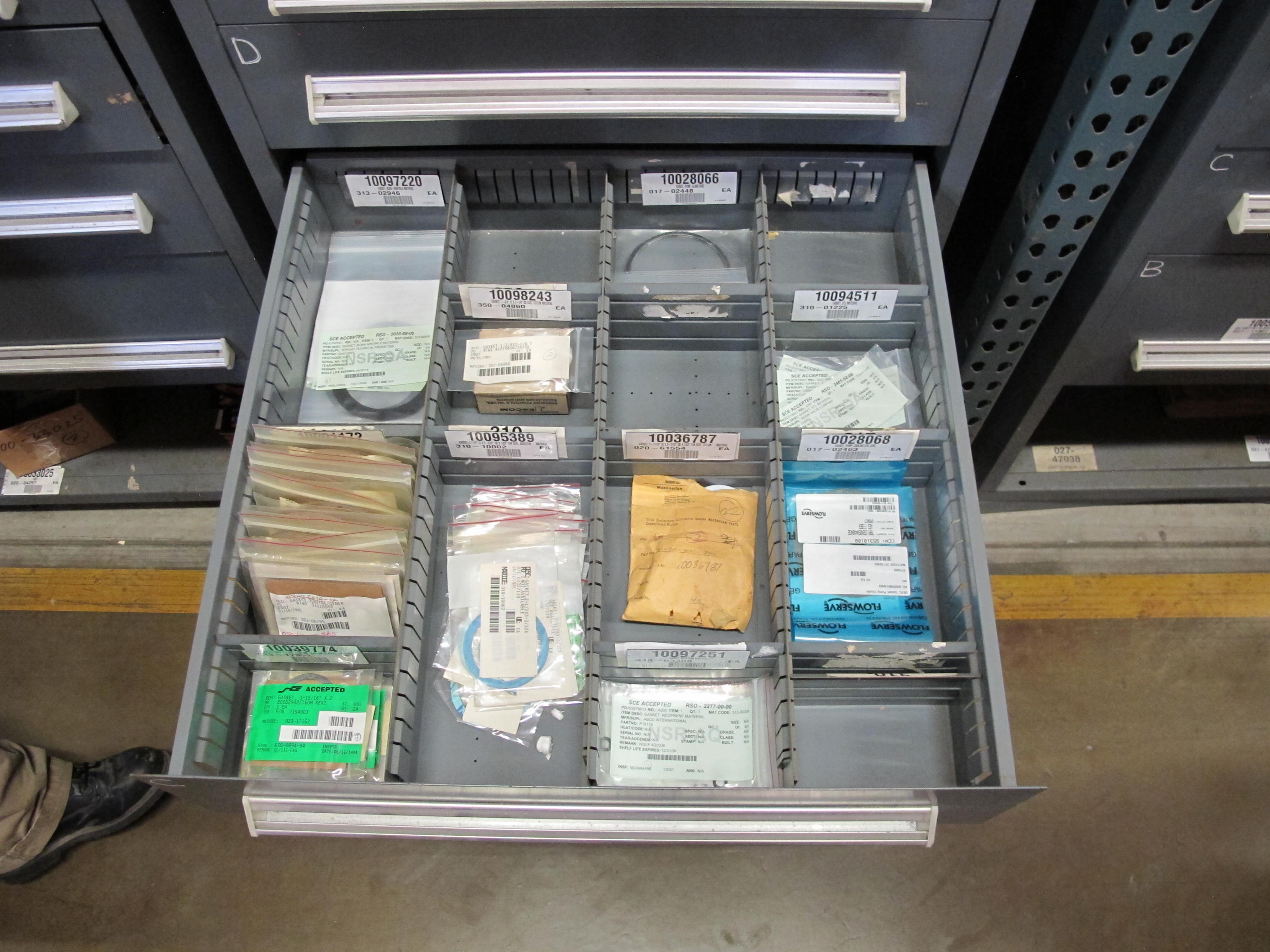 STANLEY VIDMAR HEAVY DUTY 5-DRAWER PARTS CABINET W/ CONTENTS (W-50) LOADING & HANDLING FEE $25-